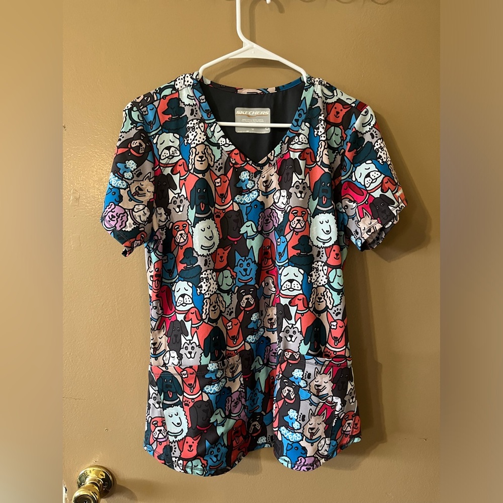 Sketchers Women’s Scrub top. Multicolored w/Dogs. Great for veterinary practice